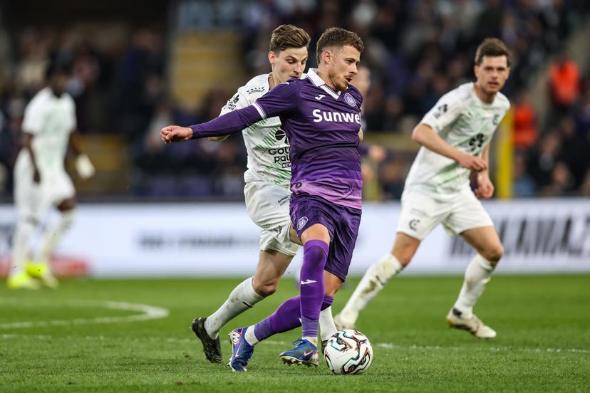 Cercle's Pieter Gerkens and Anderlecht's Thorgan Hazard fight for the ball during a soccer match between RSC Anderlecht and Cercle Brugge, Sunday 22 March 2026 in Brussels, on day 30 of the 2025-2026 'Jupiler Pro League' first division of the Belgian championship. BELGA PHOTO BRUNO FAHY