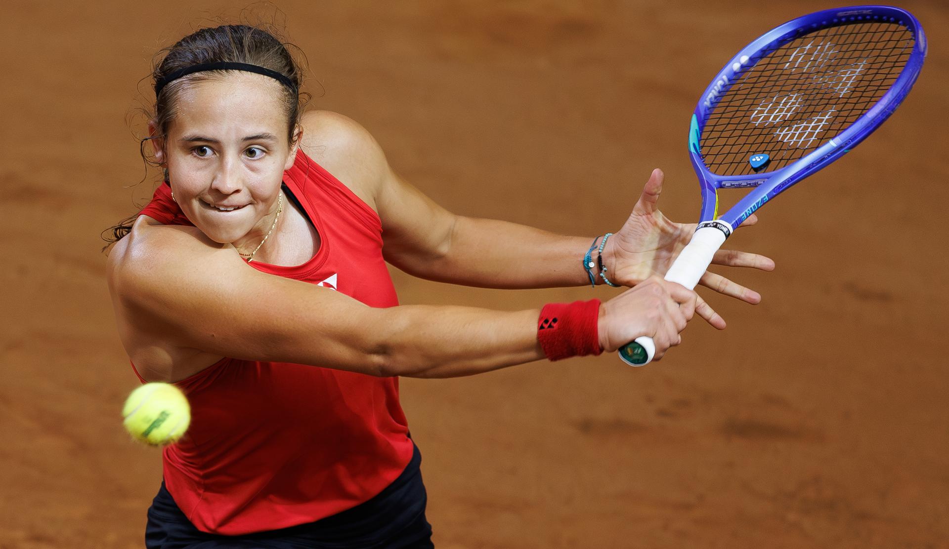 Belgian Hanne Vandewinkel pictured in action during the first game between Belgian Vandewinkel (WTA 94) and US' Jovic (WTA 16) on the first day of tennis matches between Belgium and USA, in the qualifiers of the Billie Jean King Cup tennis, in Oostende, Belgium, on Friday 10 April 2026. The meeting takes place on 10 and 11th April. PHOTO BENOIT DOPPAGNE