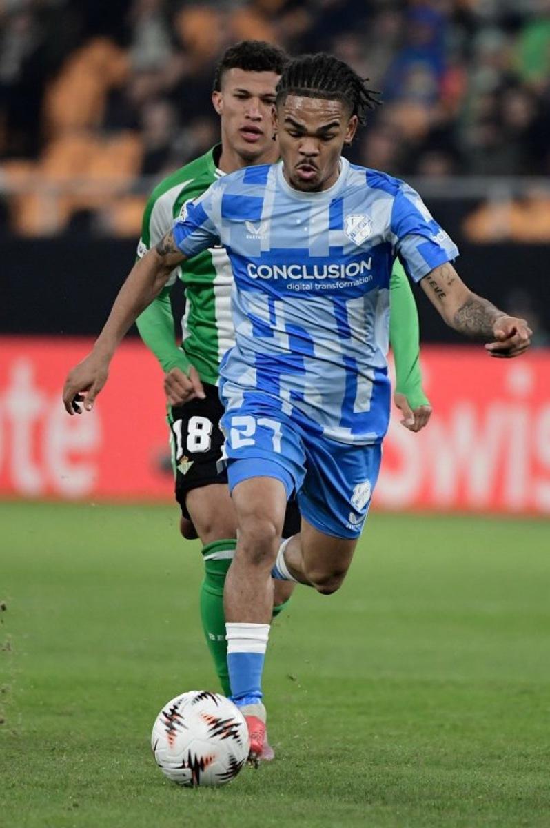 FC Utrecht's Belgian midfielder #27 Alonzo Engwanda (R) runs with the ball ahead of Real Betis' Colombian defender #18 Nelson Deossa during the UEFA Europa League first round football match between Real Betis and FC Utrecht at Benito Villamarin Stadium in Seville on November 27, 2025.  CRISTINA QUICLER / AFP