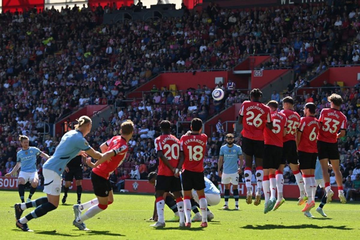 Manchester City's Belgian midfielder #17 Kevin De Bruyne (L) misses with this freekick during the English Premier League football match between Southampton and Manchester City at St Mary's Stadium in Southampton, southern England on May 10, 2025.  Glyn KIRK / AFP