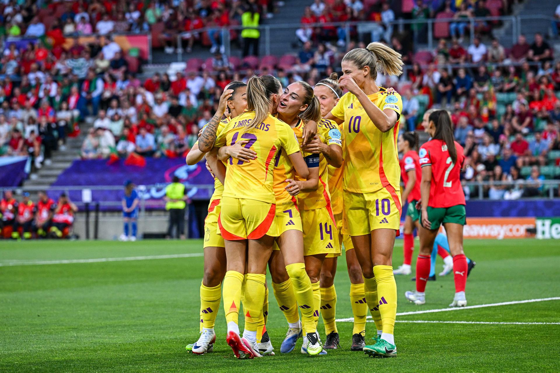 Tessa WULLAERT of Belgium celebrates her goal with teammates during the women's UEFA Euro 2025 match between Portugal and Belgium at Stade de Tourbillon on July 11, 2025 in Sion, Switzerland. (Photo by Baptiste Fernandez/Icon Sport) BELGIUM ONLY