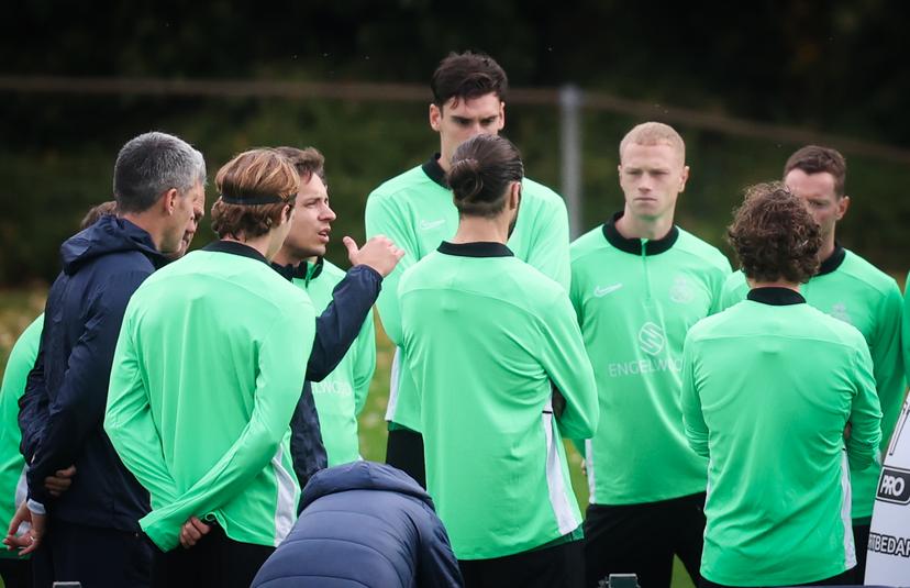 Union's new head coach David Hubert talks to his players during a training session of Belgian soccer team Royale Union Saint-Gilloise in Zaventem, on Monday 20 October 2025. The team prepares for tomorrow's match against Italian team Internazionale Milano, on the third day of the League phase of the UEFA Champions League tournament. BELGA PHOTO VIRGINIE LEFOUR