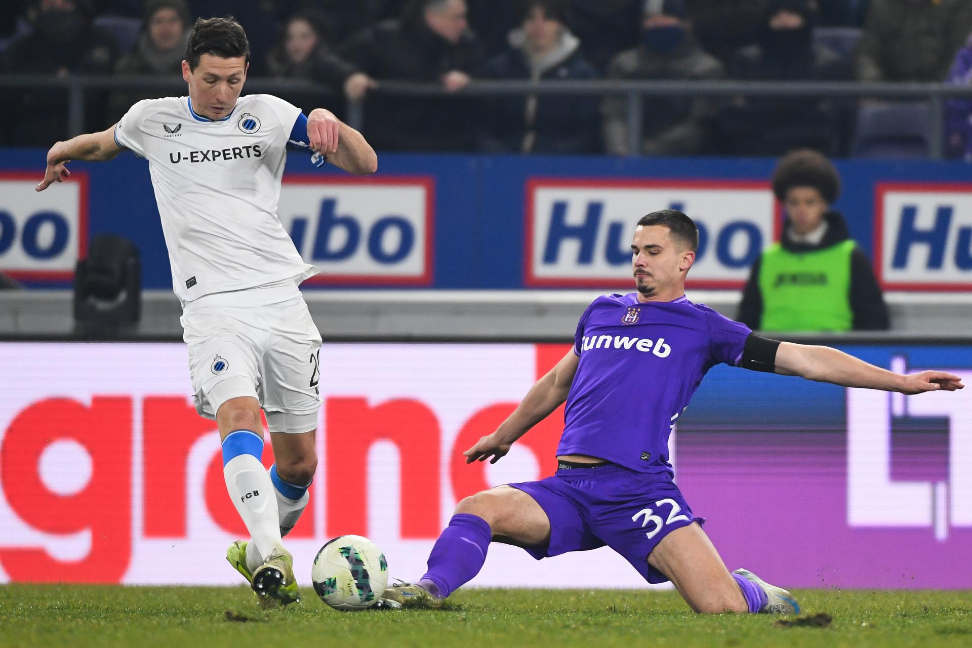 Club's Hans Vanaken and Anderlecht's Leander Dendoncker pictured in action during a soccer game between RSC Anderlecht and Club Brugge, Sunday 12 January 2025 in Brussels, on day 21 of the 2024-2025 season of 'Jupiler Pro League' first division of the Belgian championship. BELGA PHOTO JILL DELSAUX