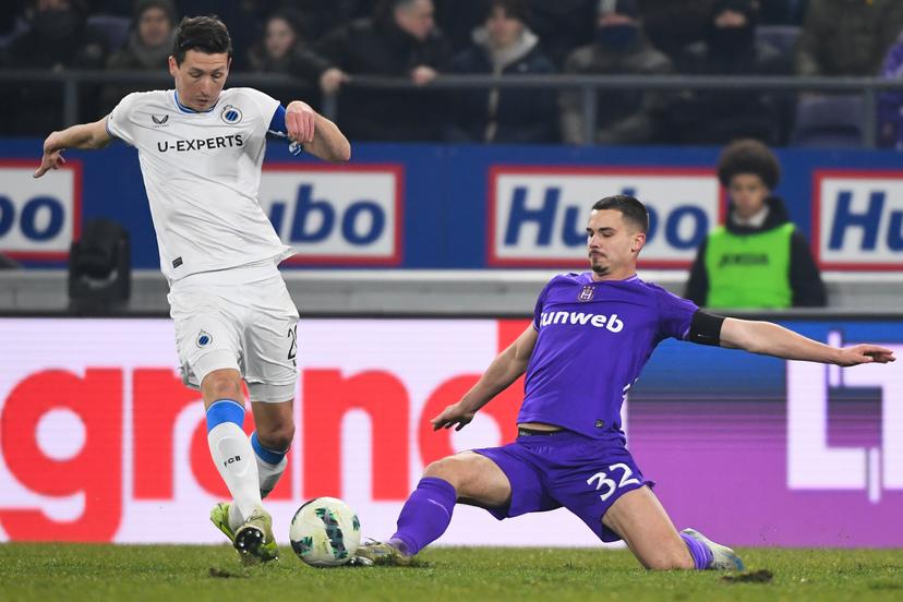 Club's Hans Vanaken and Anderlecht's Leander Dendoncker pictured in action during a soccer game between RSC Anderlecht and Club Brugge, Sunday 12 January 2025 in Brussels, on day 21 of the 2024-2025 season of 'Jupiler Pro League' first division of the Belgian championship. BELGA PHOTO JILL DELSAUX