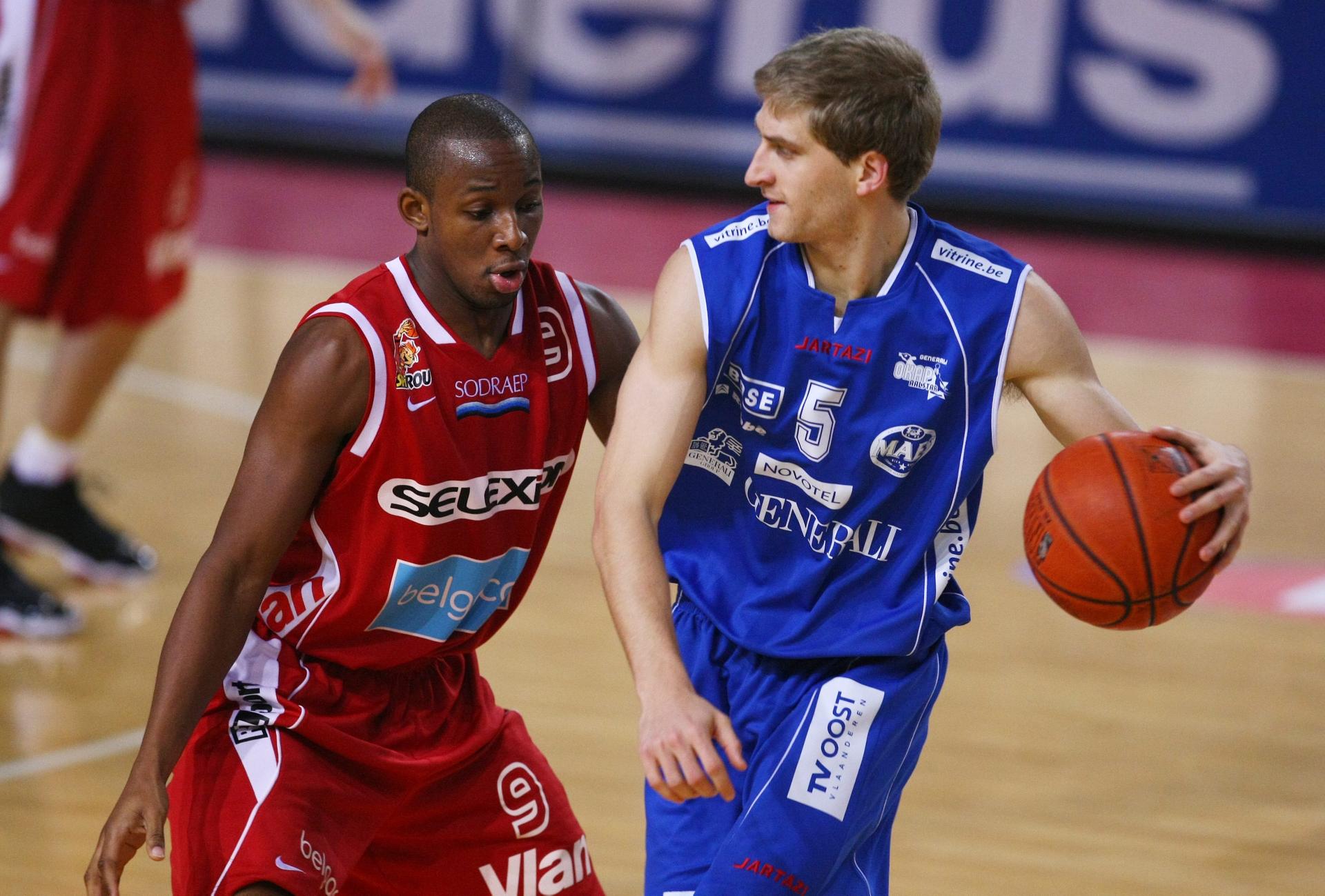 20081118, CHARLEROI, BELGIUM : Charleroi's Jonathan Tabu (L) and Aalst's Olivier Foucart (R) in action during Belgian first league basket game Spirou Basket Charleroi vs Generali Okapi Aalst, Tuesday 18 November 2008, in Charleroi. BELGA PHOTO JULIEN WARNAND