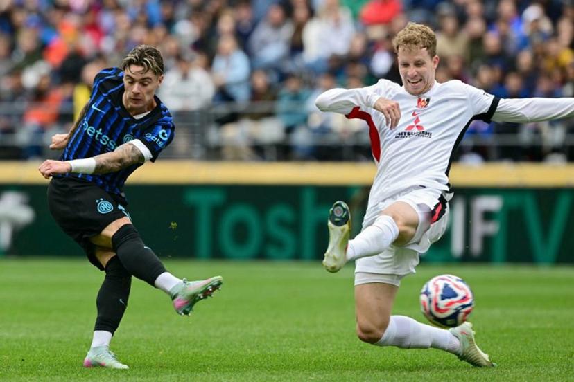 Inter Milan's Polish midfielder #59 Nicola Zalewski (L) shoots but fails to score next to Urawa Red Diamonds' Swedish midfielder #11 Samuel Gustafson during the FIFA Club World Cup 2025 Group E football match between Italy's Inter Milan and Japan's Urawa Red Diamonds at the Lumen Field stadium in Seattle on June 21, 2025.  Pablo PORCIUNCULA / AFP