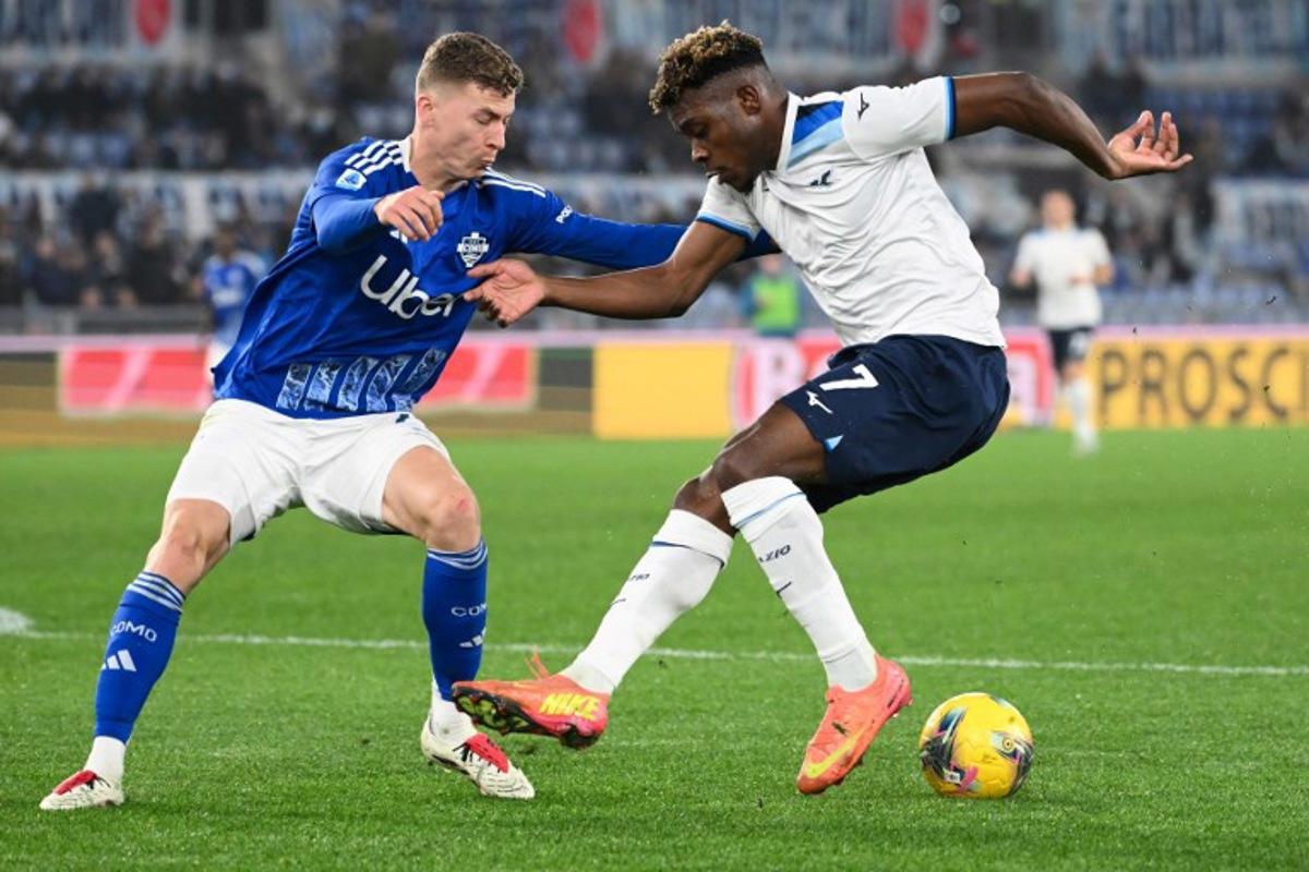 Lazio's Nigerian midfielder #07 Fisayo Dele-Bashiru (R) fights for the ball with Como's Belgian defender #77 Ignace Van der Brempt during the Italian Serie A football match between SS Lazio vs Como 1907 at the Olympic Stadium in Rome, on January 10, 2025.  Alberto PIZZOLI / AFP