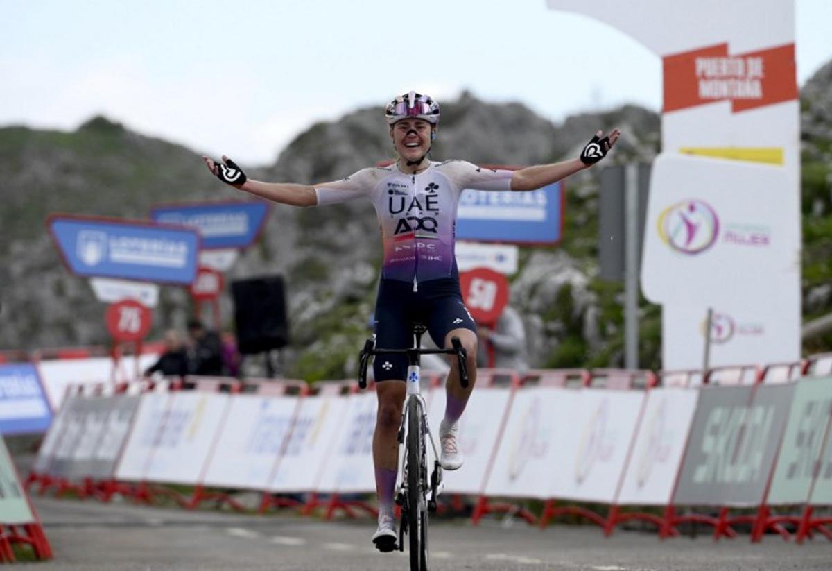 Overall leader team UAE ADQ's Spanish rider Paula Blasi Cairol celebrates winning the 2026 La Vuelta Femenina cycling tour of Spain, at Alto de l'Angliru, on May 9, 2026.   Miguel RIOPA / AFP