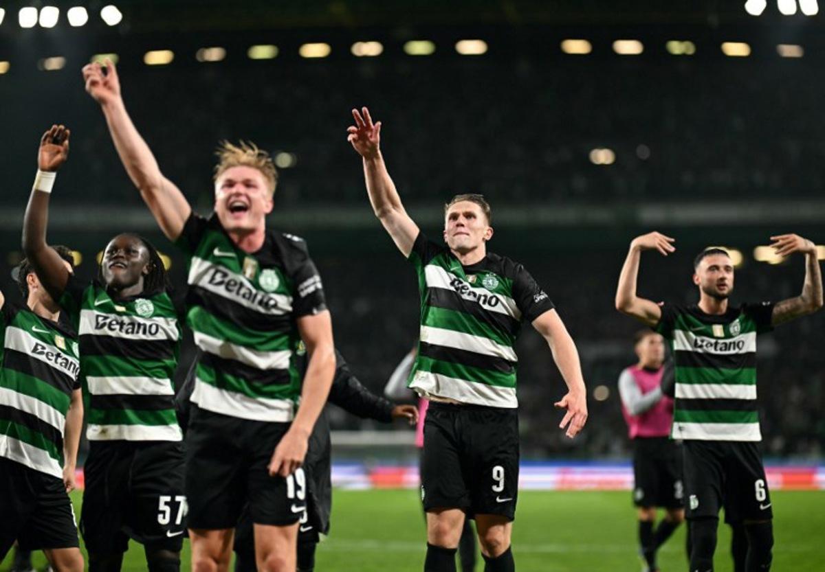 Sporting Lisbon's Swedish forward #09 Viktor Gyokeres and teammates celebrate victory at the end of the Portuguese League football match between Sporting CP and Gil Vicente FC at Jose Alvalade stadium in Lisbon, on May 4, 2025.  PATRICIA DE MELO MOREIRA / AFP