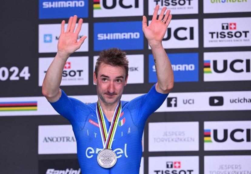 Italy's Elia Viviani celebrates on the podium during the victory ceremony of the men's elimination race of the UCI Track Cycling World Championships in Ballerup, Denmark, on October 20, 2024.  Jonathan NACKSTRAND / AFP