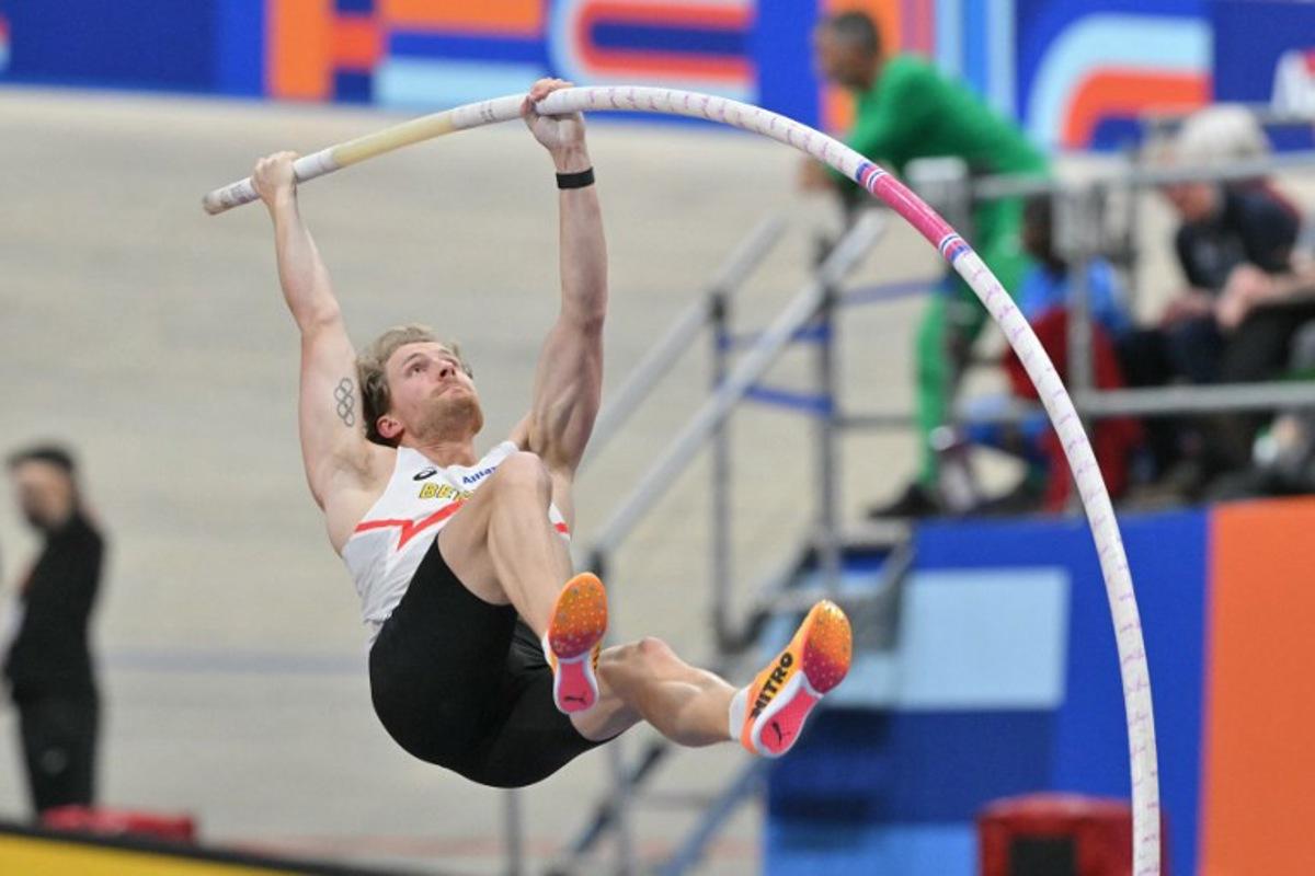 Belgium's Ben Broeders  competes in  the qualification round of the men's pole vault event during the European Athletics Indoor Championships at Omnisport in Apeldoorn, on March 7, 2025.  NICOLAS TUCAT / AFP