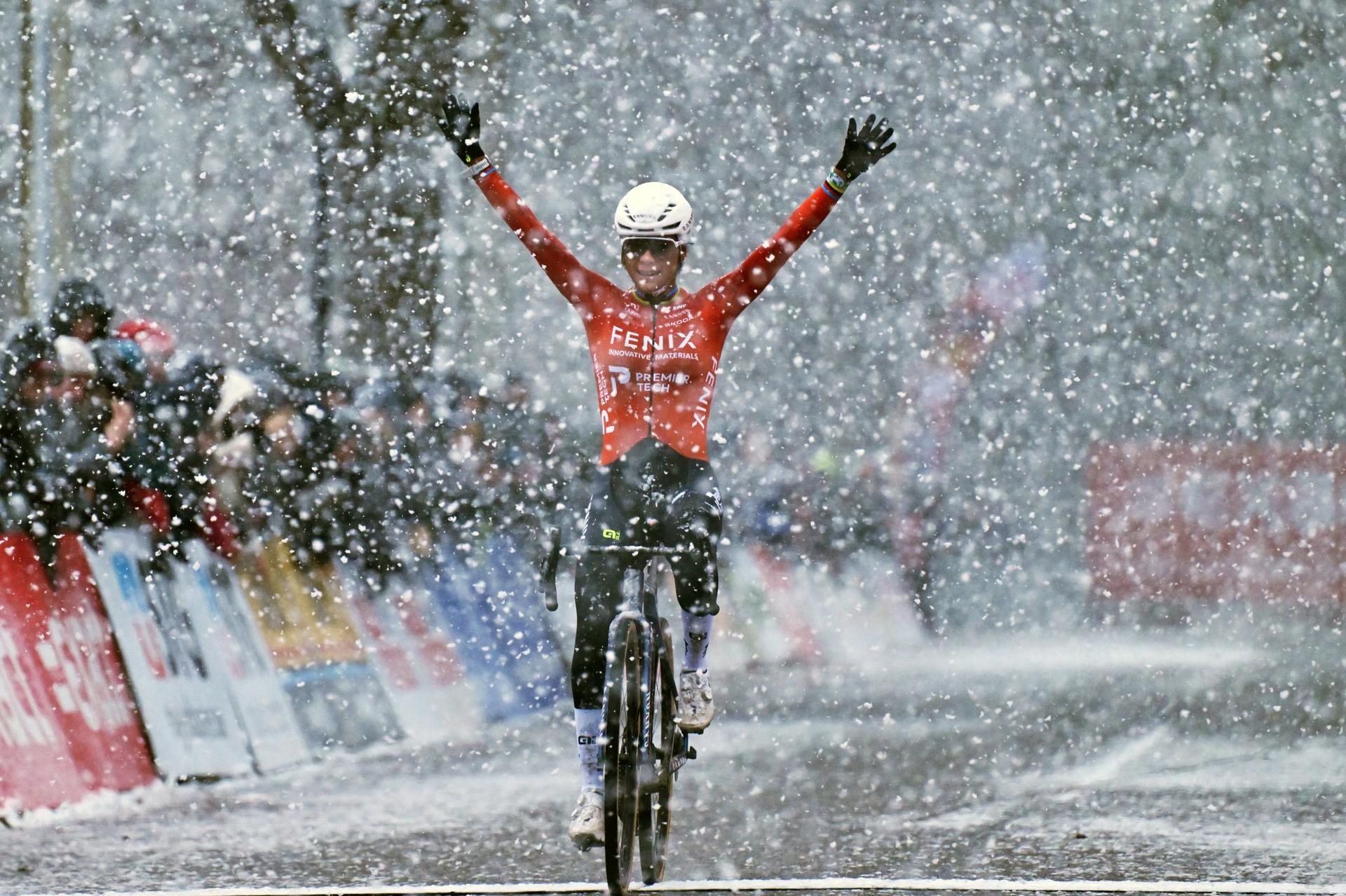 Dutch Ceylin Del Carmen Alvarado celebrates as she crosses the finish line to win the women's elite race of the Zilvermeercross cyclocross cycling event in Mol, stage 5/7 in the Exact Cross competition, on Friday 02 January 2026. BELGA PHOTO LUC CLAESSEN