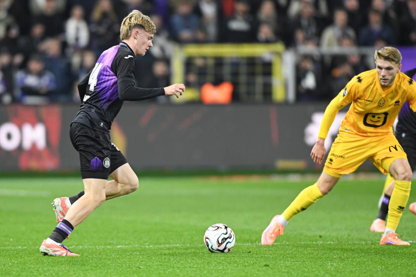 Anderlecht's Nathan De Cat and Mechelen's Mathis Servais pictured in action during a soccer match between RSC Anderlecht and KV Mechelen, Saturday 01 November 2025 in Anderlecht, on day 13 of the 2025-2026 'Jupiler Pro League' first division of the Belgian championship. BELGA PHOTO JILL DELSAUX