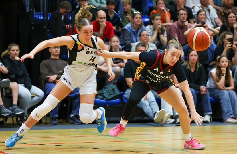 Belgium's Kyra Bruyndoncx and German Lara Langermann fight for the ball during a friendly basket game between Belgium's national team Belgian Cats and Germany, on Friday 05 June 2026 in Vilvoorde. BELGA PHOTO VIRGINIE LEFOUR