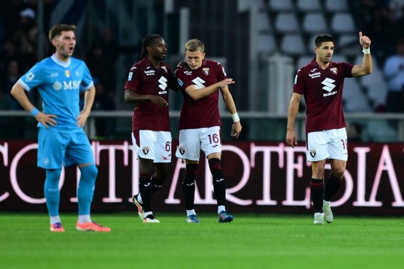 Torino's Argentine forward #18 Giovanni Simeone (R) celebrates after scoring a goal during the Italian Serie A football match between Torino and Napoli at The Grande Torino Stadium in Turin on October 18, 2025.  MARCO BERTORELLO / AFP