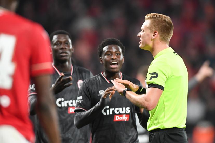 referee Lothar D'Hondt pictured during a soccer match between Standard de Liege and Royal Antwerp FC, Friday 17 October 2025 in Liege, on day 11 of the 2025-2026 'Jupiler Pro League' first division of the Belgian championship. BELGA PHOTO JILL DELSAUX