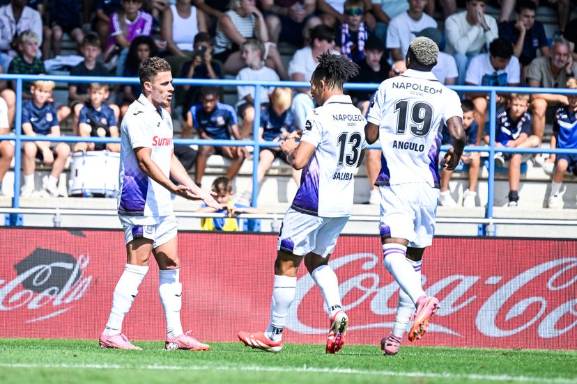 Anderlecht's Thorgan Hazard celebrates after scoring during a soccer match between FCV Dender EH and RSC Anderlecht, Sunday 17 August 2025 in Denderleeuw, on day 4 of the 2025-2026 'Jupiler Pro League' first division of the Belgian championship. BELGA PHOTO TOM GOYVAERTS
