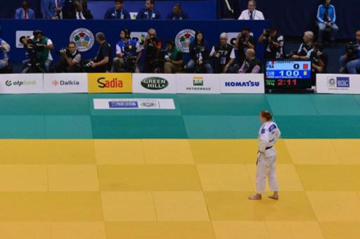France's Lucie Louette remains on the tatami after losing to Cuba's Kaliema Antomarchi during the women's 78kg category of the IJF World Judo Championship in Rio de Janeiro, Brazil, on August 29, 2013.  AFP PHOTO/YASUYAOSHI CHIBA