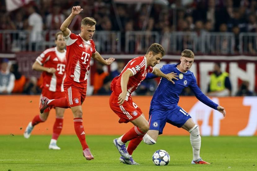 Bayern Munich's German midfielder #06 Joshua Kimmich (L) and Bayern Munich's Croatian defender #44 Josip Stanisic (C) vie for the ball with Chelsea's English midfielder #10 Cole Palmer during the UEFA Champions League football match between FC Bayern Munich and Chelsea FC in Munich, southern Germany on September 17, 2025.  Alexandra BEIER / AFP