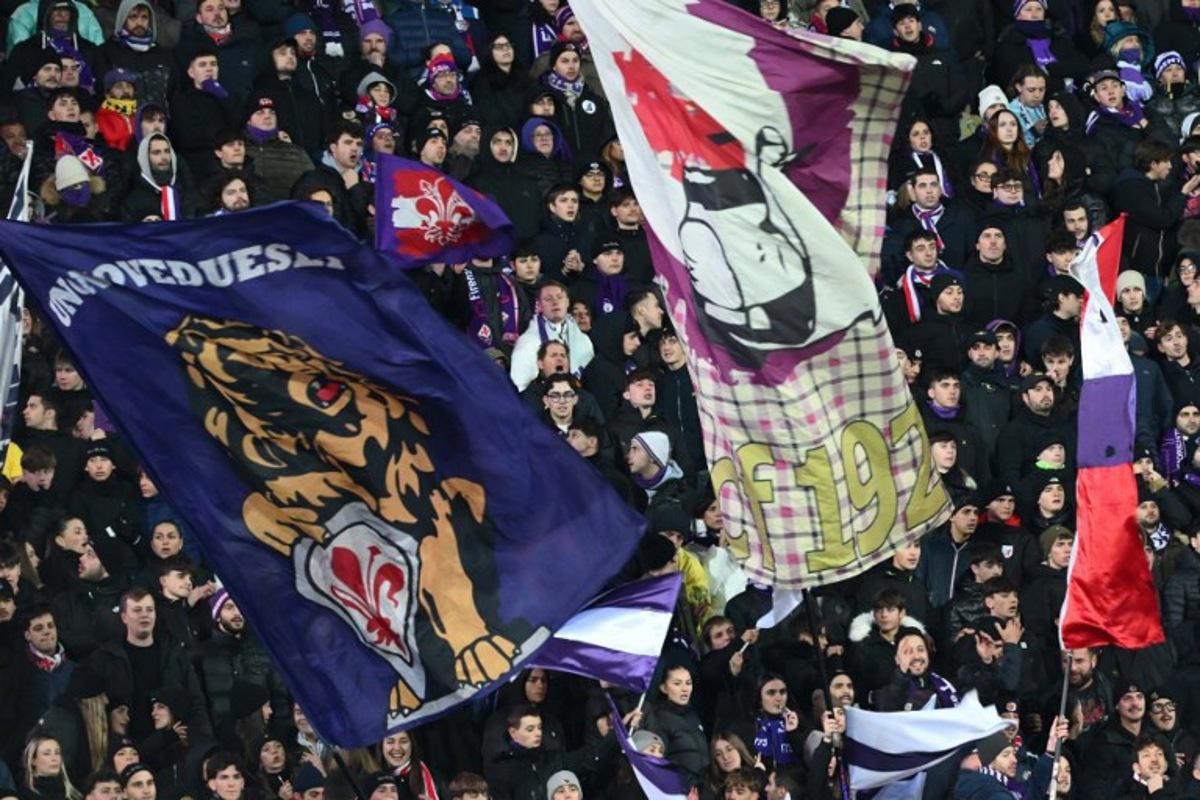 Fiorentina's supporters cheer their team during the Italian Serie A football match between Acf Fiorentina and Juventus at the Artemio-Franchi stadium in Florence, on November 22, 2025.  Alberto PIZZOLI / AFP