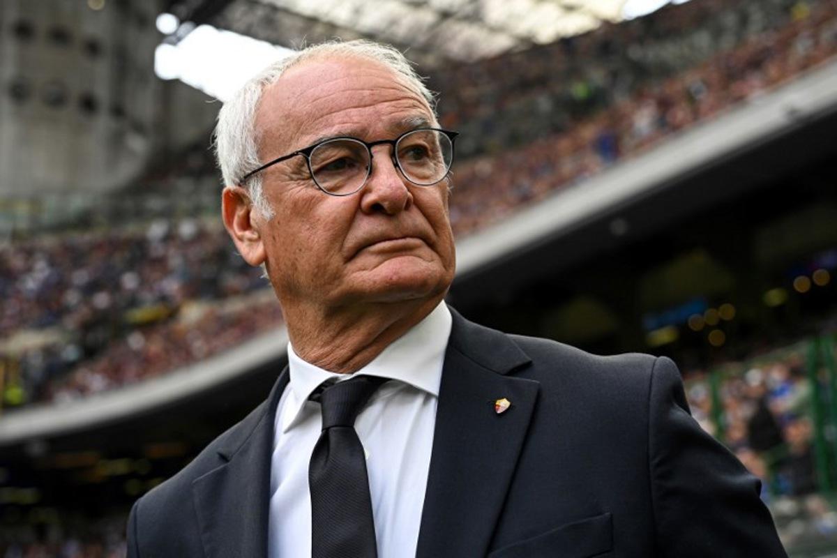 Roma's Italian coach Claudio Ranieri looks on before the Italian Serie A football match between Inter Milan and Roma at the San Siro stadium in Milan on April 27, 2025.  Piero CRUCIATTI / AFP