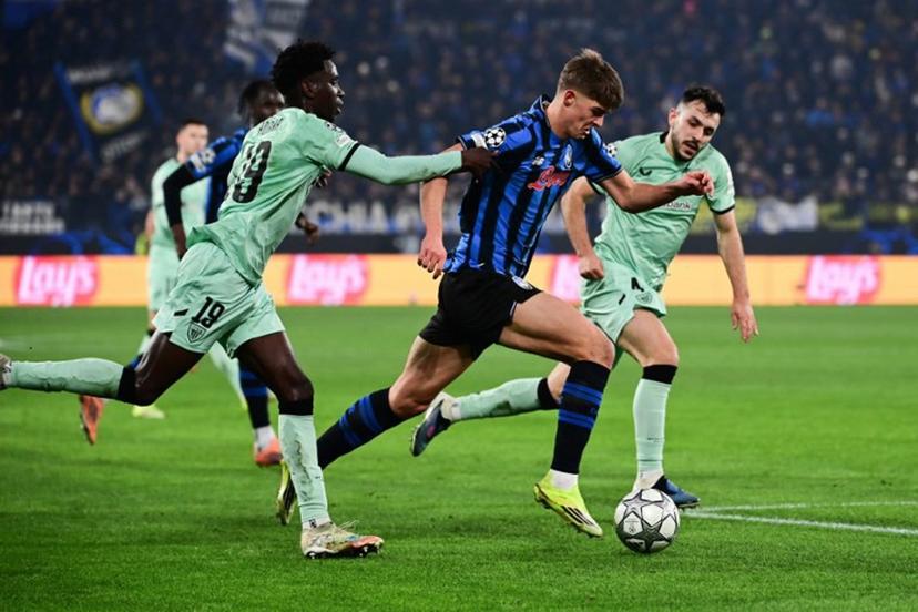 Atalanta's Belgian forward #17 Charles De Ketelaere (C) fights for the ball with Athletic Bilbao's Spanish defender #19 Adama Boiro (L) and Athletic Bilbao's Spanish defender #04 Aitor Paredes (R) during the UEFA Champions League, league phase day 7, football match between Atalanta Bergame and Athletic Bilbao at the stadio Atleti Azzurri d'Italia stadium in Bergamo on January 21, 2026.  PIERO CRUCIATTI / AFP