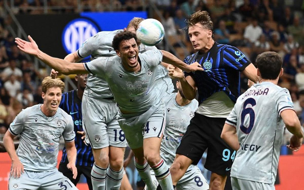 Udinese's French midfielder #14 Arthur Atta (C) fights for the ball with Inter Milan's Italian forward #94 Francesco Esposito (R) during the Italian Serie A football match between Inter Milan and Udinese at San Siro stadium in Milan on August 31, 2025.  Isabella BONOTTO / AFP