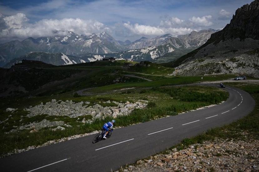 Team Jayco Alula's British rider Simon Yates cycles in the descent of Col de la Loze in the final kilometres of the 17th stage of the 110th edition of the Tour de France cycling race, 166 km between Saint-Gervais Mont-Blanc and Courchevel, in the French Alps, on July 19, 2023.  Marco BERTORELLO / AFP