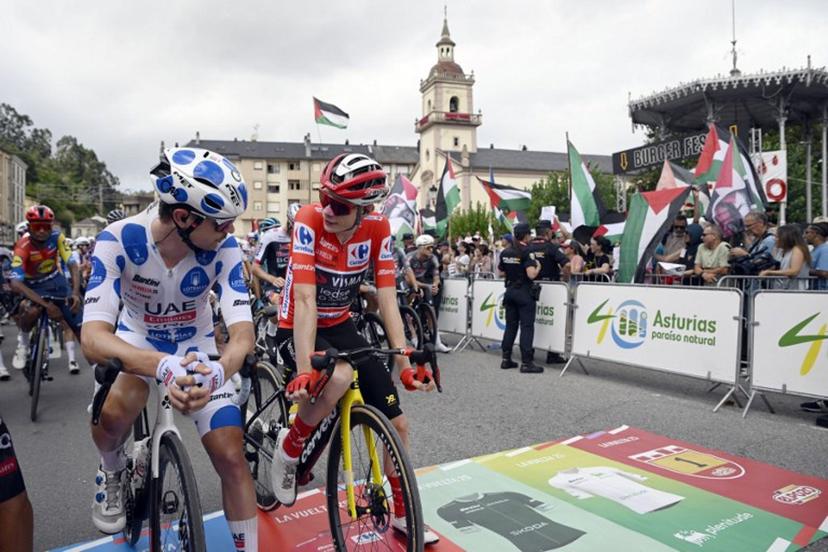 Team UAE's Australian rider Jay Vine (L) and Team Visma-Lease a bike's Danish rider Jonas Vingegaard await the start of the 15th stage of the Vuelta a Espana cycling tour, a 167 km race between A Veiga/Vegadeo and Monforte de Lemos, on September 7, 2025.    Miguel RIOPA / AFP
