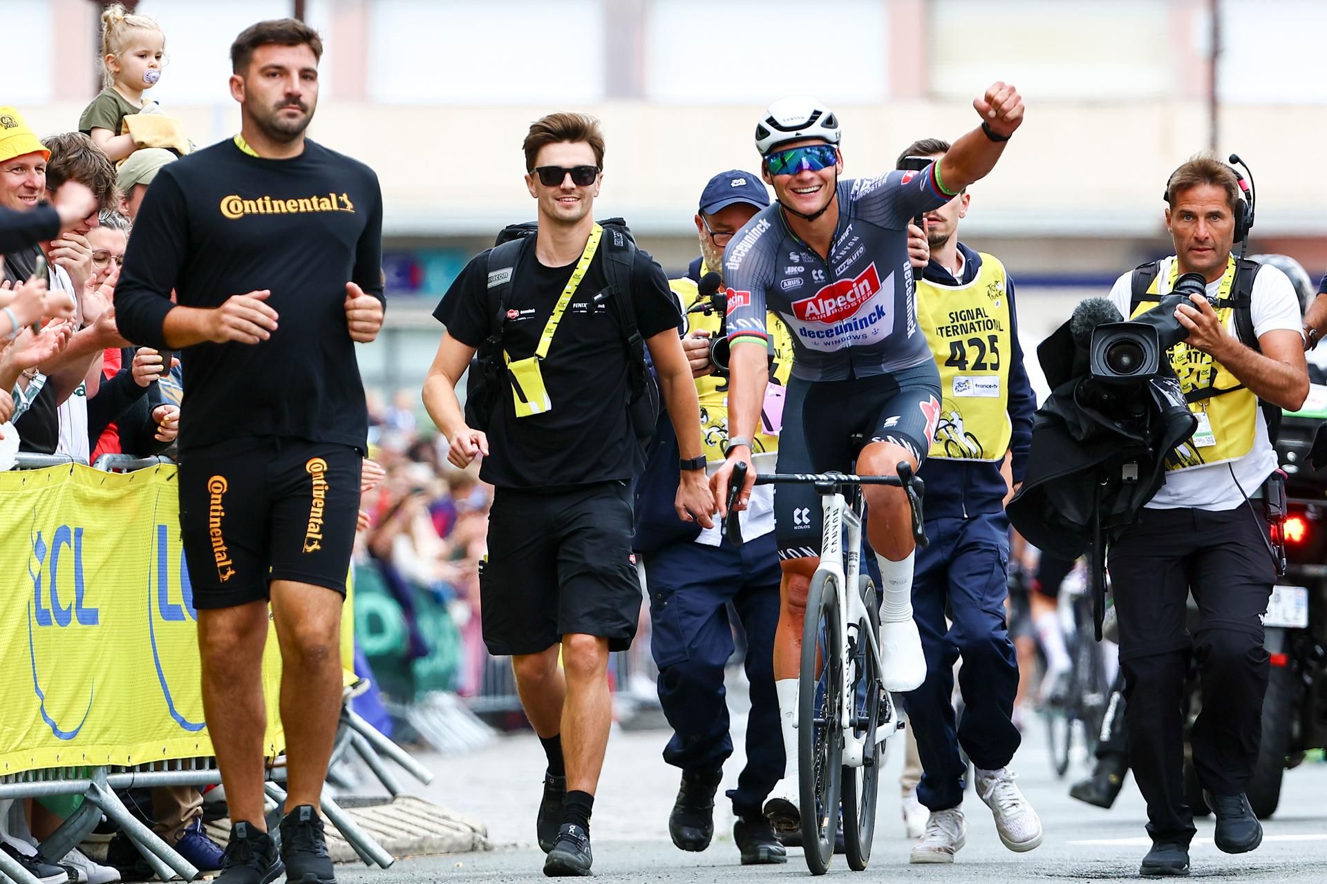 Dutch Mathieu van der Poel of Alpecin-Deceuninck celebrates after winning the second stage of the 2025 Tour de France cycling race, from Lauwin-Planque to Boulogne-sur-Mer (212 km), on Sunday 06 July 2025 in France. The 112th edition of the Tour de France starts on Saturday 5 July in Lille, and will finish in Paris on the 27th of July. BELGA PHOTO DAVID PINTENS