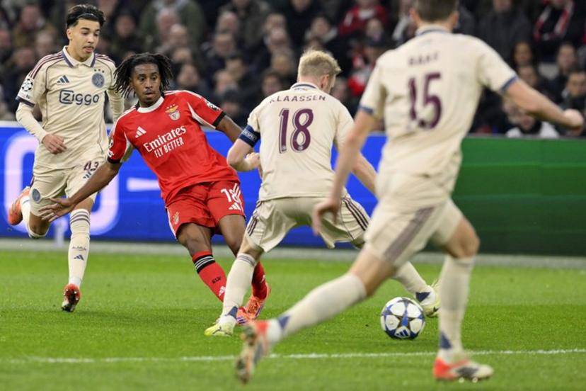 Benfica's Luxembourgers midfielder #18 Leandro Barreiro (2nd L) passes the ball in front of Ajax's Dutch midfielder #18 Davy Klaassen (2nd R) during the UEFA Champions League, league phase day 5, football match between Ajax and Benfica at the Johan-Cruijff ArenA in Amsterdam on November 25, 2025.  JOHN THYS / AFP