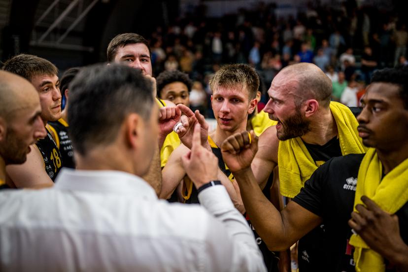 Oostende's players celebrate after winning a basketball match between Kangoeroes Mechelen and Filou Oostende, Wednesday 04 June 2025 in Mechelen, the third leg of the best-of-5 finals in the playoffs of the 'BNXT League' Belgian/ Dutch first division basket championship. BELGA PHOTO JASPER JACOBS