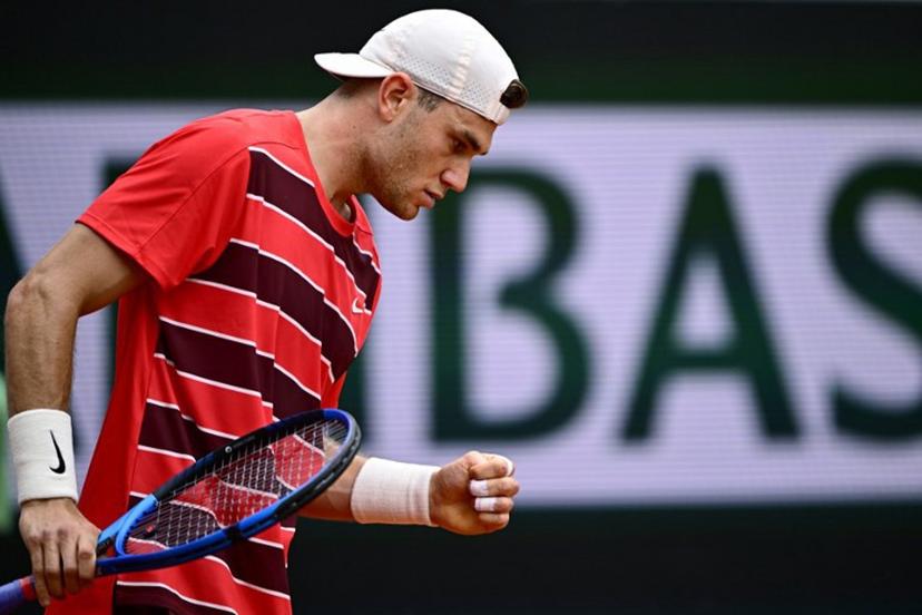 Britain's Jack Draper reacts during his men's singles match against Brazil's Joao Fonseca  on day 7 of the French Open tennis tournament on Court Suzanne-Lenglen at the Roland-Garros Complex in Paris on May 31, 2025.  JULIEN DE ROSA / AFP