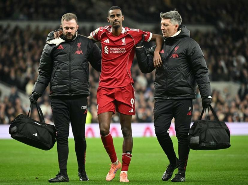 Liverpool's Swedish striker #09 Alexander Isak (C) is helped off the field by medical staff after picking up an injury during the English Premier League football match between Tottenham Hotspur and Liverpool at the Tottenham Hotspur Stadium in London, on December 20, 2025.  JUSTIN TALLIS / AFP