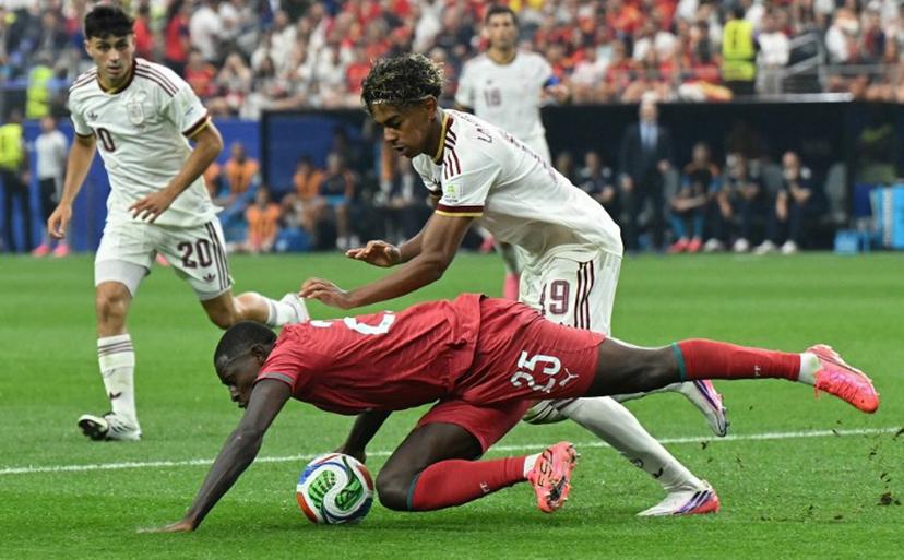 Spain's forward #19 Lamine Yamal and Portugal's defender #25 Nuno Mendes fight for the ball during the 2026 World Cup round of 16 football match between Portugal and Spain at the Dallas Stadium in Arlington on July 6, 2026.  RONALDO SCHEMIDT / AFP