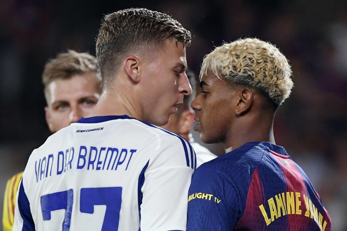 Como's Belgian defender #77 Ignace Van der Brempt and Barcelona's Spanish forward #10 Lamine Yamal confront each other face-to-face during the 60th Joan Gamper Trophy football match between FC Barcelona and Como 1907 at Johan Cruyff Stadium in Barcelona on August 10, 2025.  Josep LAGO / AFP