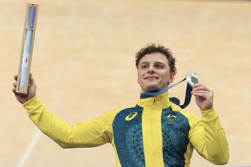 Australia's Matthew Richardson celebrates his silver medal on the podium of the men's track cycling keirin event of the Paris 2024 Olympic Games at the Saint-Quentin-en-Yvelines National Velodrome in Montigny-le-Bretonneux, south-west of Paris, on August 11, 2024.  Emmanuel DUNAND / AFP