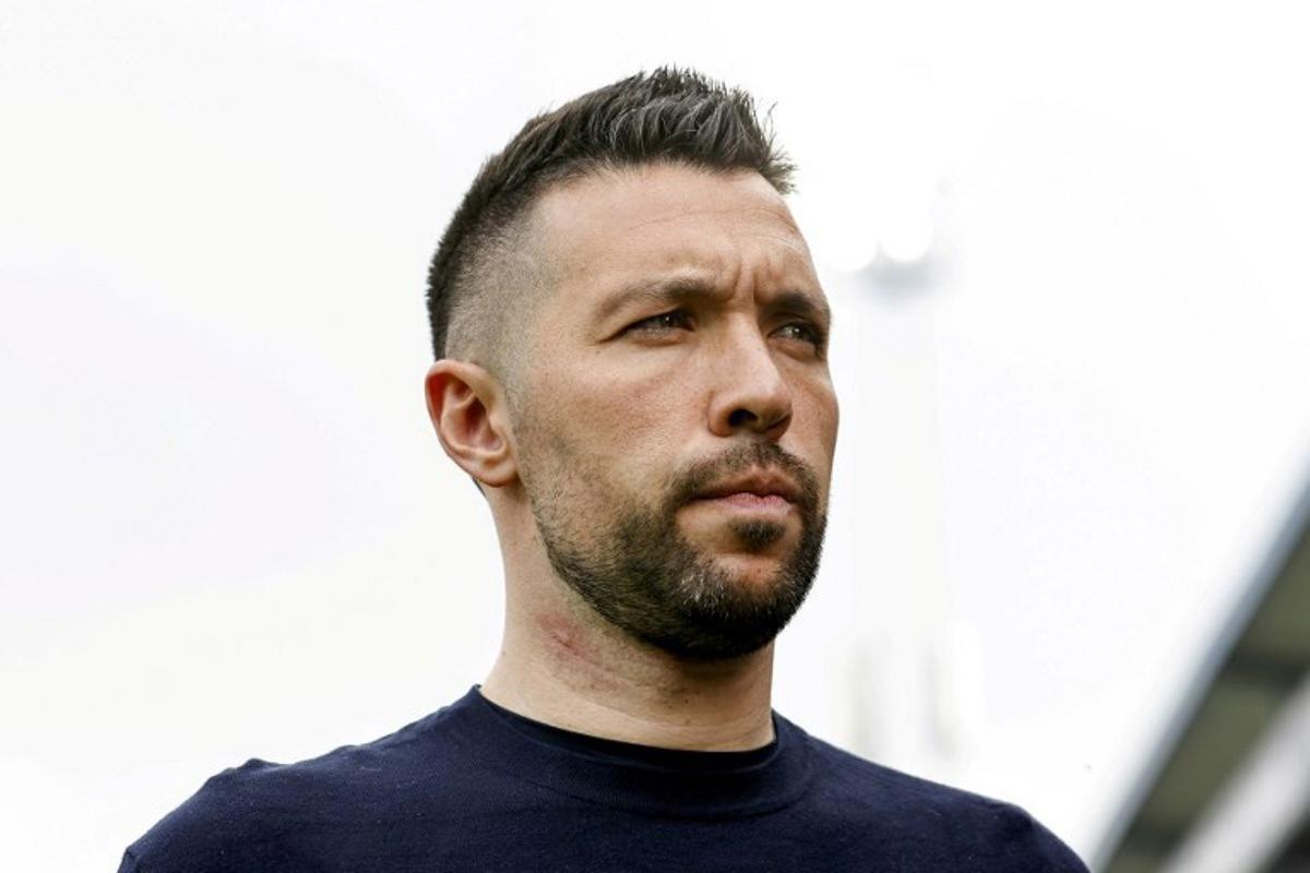 Ajax Italian coach Francesco Farioli looks on during the Dutch Eredivisie football match between Willem II and AFC Ajax at the Koning Willem II Stadium in Tilburg on April 13, 2025.  MAURICE VAN STEEN / ANP / AFP