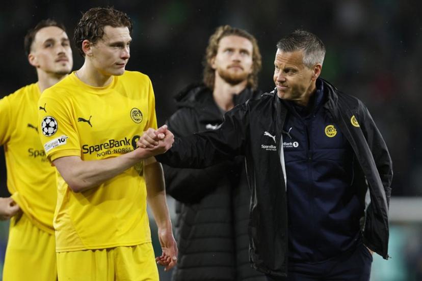 Bodoe/Glimt's Norwegian defender #25 Isak Maatta (2L) shakes hands with Bodoe/Glimt's Norwegian coach Kjetil Knutsen at the end of the UEFA Champions League last 16 second leg football match between Sporting CP and Bodoe/Glimt at Jose Alvalade stadium in Lisbon on March 17, 2026.  FILIPE AMORIM / AFP
