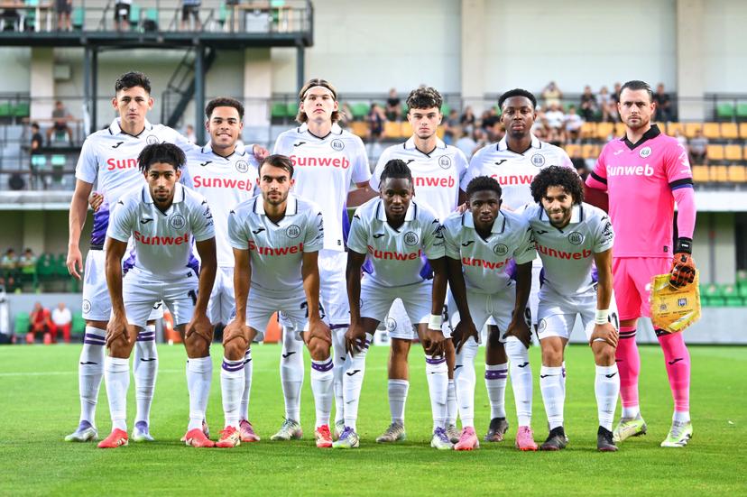 Anderlecht's players pose for a team picture at the start of a soccer game between Moldavian FC Sheriff Tiraspol and Belgian RSC Anderlecht, Thursday 14 August 2025 in Chisinau, Moldova, the rerturn leg of the third qualifying round for the UEFA Conference League competition. Anderlecht won the first leg 3-0. BELGA PHOTO ALEX NICODIM