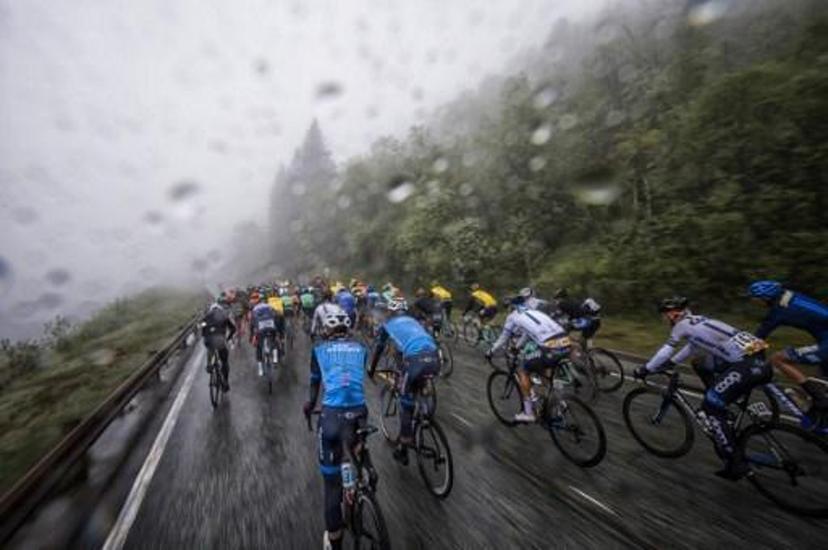 Cyclists ride during the 185,1 km second stage of the Tour des Fjords between Gulen and Norheimsund in Norway on May 25, 2017.   Jonathan NACKSTRAND / AFP