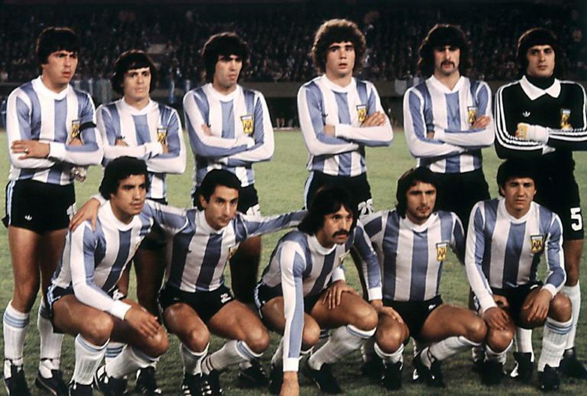 The Argentinian national soccer team before its World Cup first round match against France 06 June 1978 in Buenos Aires. (Standing, from L : Daniel Passarella, Rene Houseman, Luis Galvan, Alberto Tarantini, Mario Kempes, Ubaldo Matildo Fillol; front row, from L : Americo Gallego, Osvaldo Ardiles, Leopoldo Luque, Daniel Valencia, Jorge Olguin) AFP PHOTO   STAFF / AFP