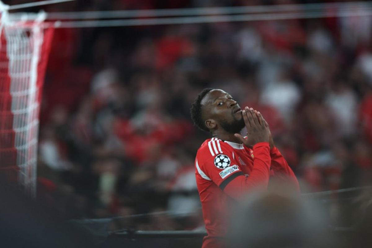 SL Benfica's Belgian forward #11 Dodi Lukebakio reacts to missing a goal opportunity during the UEFA Champions League league phase day 4 football match between SL Benfica and Bayer Leverkusen at Estadio da Luz in Lisbon on November 5, 2025.  PATRICIA DE MELO MOREIRA / AFP
