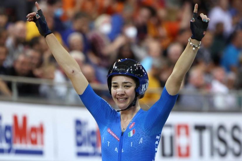 Italy's Martina Fidanza celebrates across the finish line after winning the Women's 10 km Scratch Race final during the UCI Track Cycling World Championships at the Velodrome of Saint-Quentin-en-Yvelines, southwest of Paris, on October 12, 2022.  Thomas SAMSON / AFP