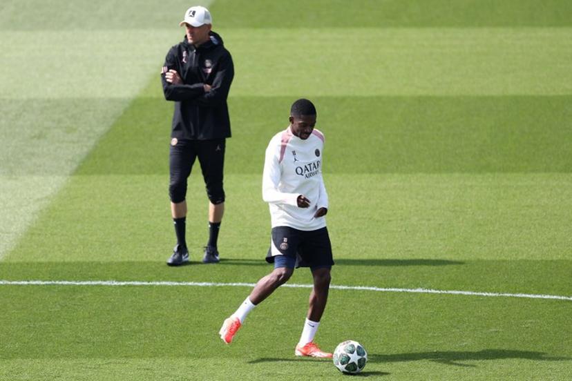 Paris Saint-Germain's French forward #10 Ousmane Dembele, next to Paris Saint-Germain's Spanish headcoach Luis Enrique (L), takes part in a training session on the eve of their second leg semi-final UEFA Champions League match against Arsenal, at the club's training ground in Poissy, west of Paris, on May 6, 2025.  FRANCK FIFE / AFP