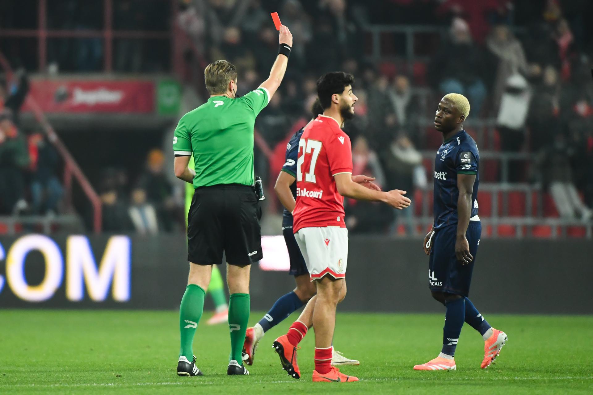 Essevee's Tochukwu Nnadi receives a red card from, referee Lawrence Visser and during a soccer match between Standard de Liege and Zulte Waregem, Friday 21 November 2025 in Liege, on day 15 of the 2025-2026 'Jupiler Pro League' first division of the Belgian championship. BELGA PHOTO JILL DELSAUX