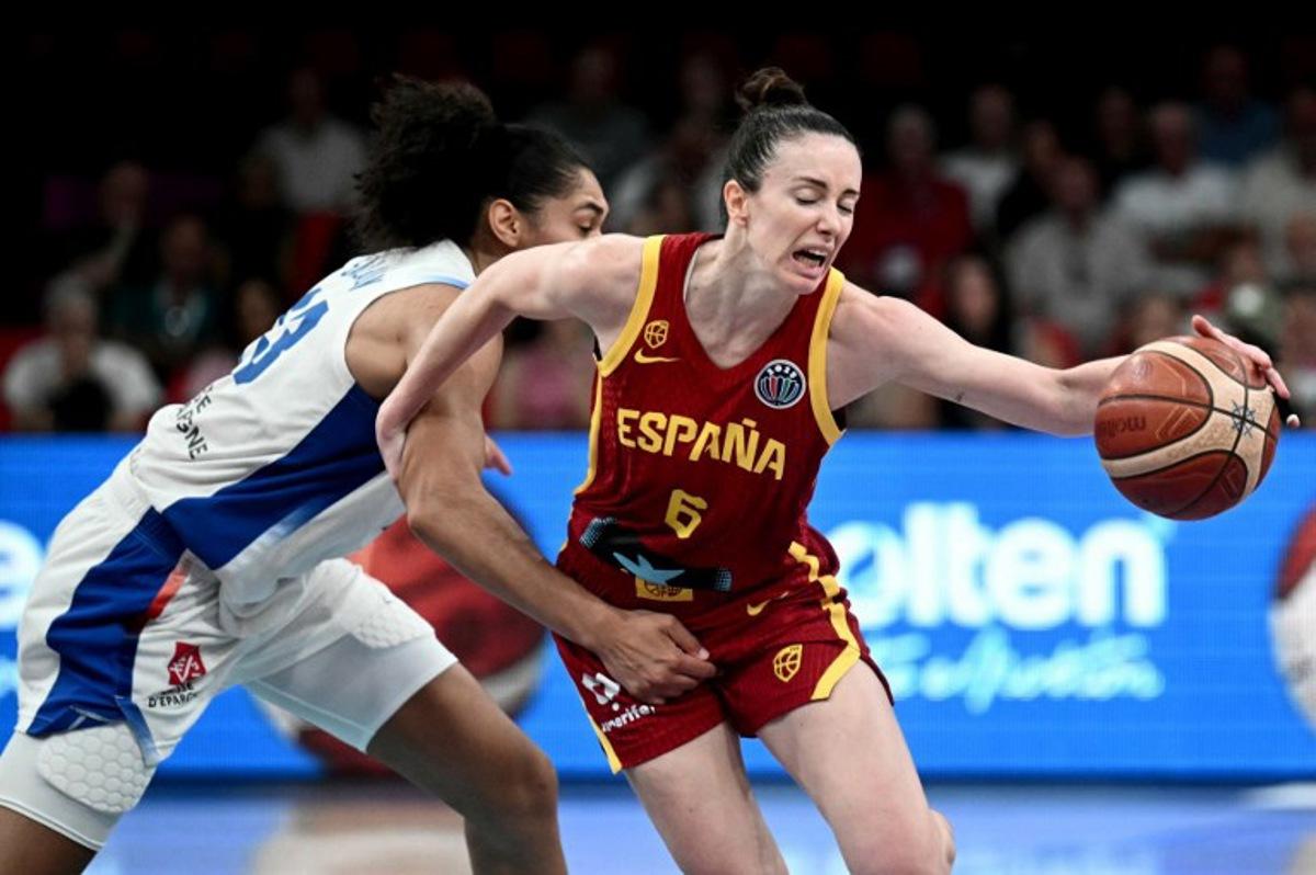 France's forward Janelle Salaun (L) fouls Spain's guard Aina Ayuso during the FIBA Women's EuroBasket 2025 semi-final match between France and Spain at the Peace and Friendship Stadium in Athens on June 27, 2025.  Angelos Tzortzinis / AFP