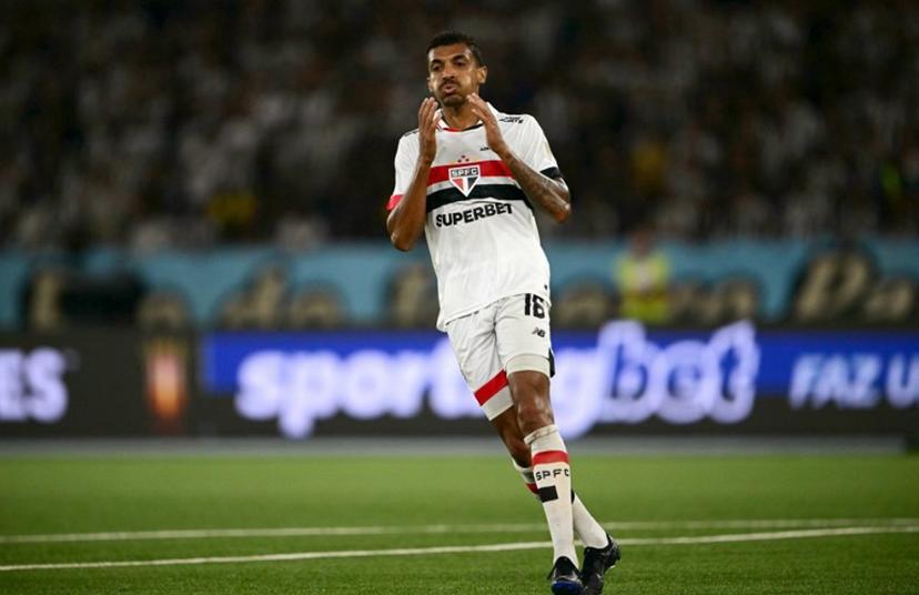 Sao Paulo's midfielder Luiz Gustavo reacts during the Copa Libertadores all-Brazilian quarter-final first leg football match between Botafogo and Sao Paulo at the Olimpico Nilton Santos stadium, in Rio de Janeiro, Brazil, on September 18, 2024.  Mauro PIMENTEL / AFP