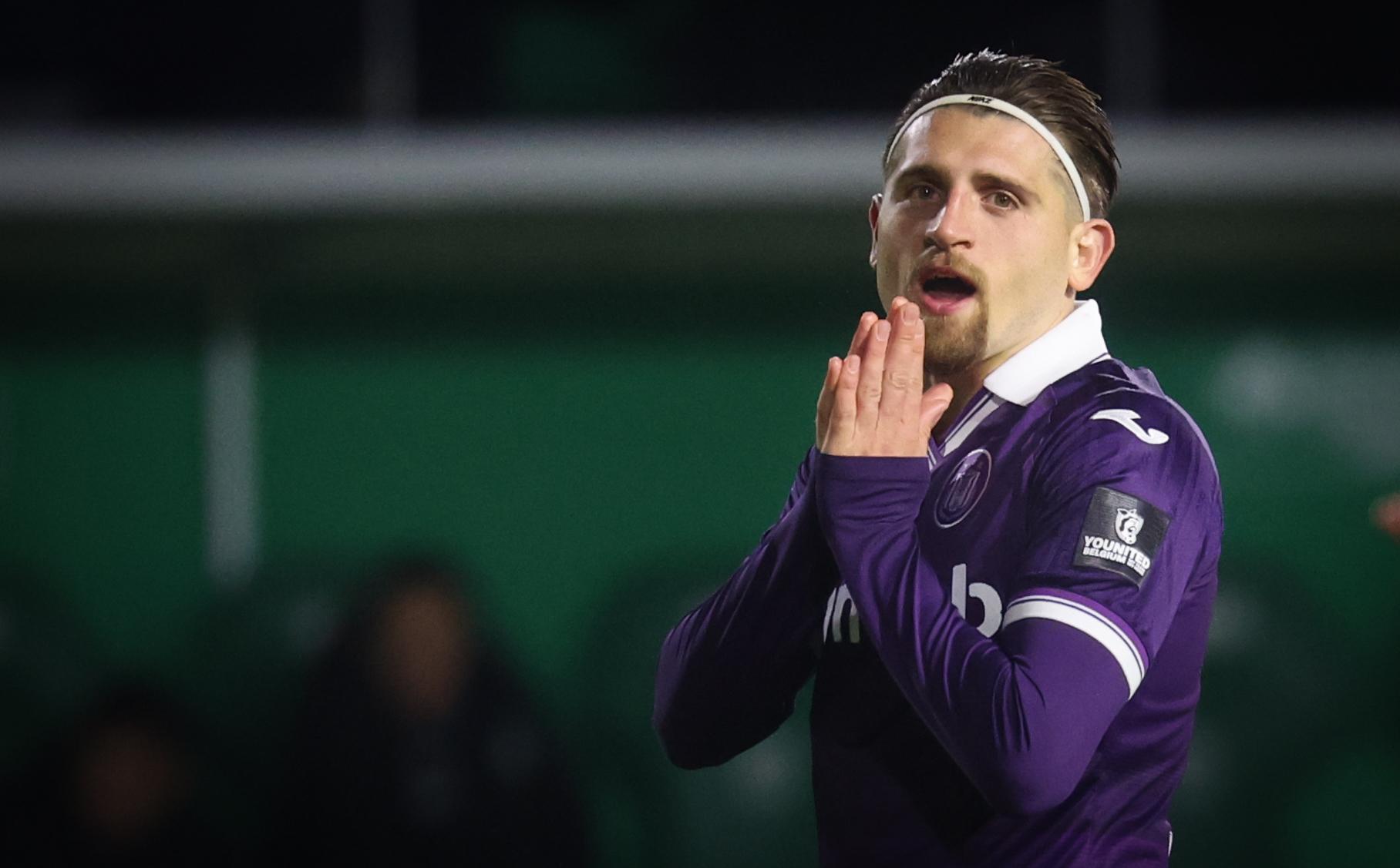 Anderlecht's Adriano Bertaccini looks dejected during a soccer match between RAAL La Louviere and RSC Anderlecht, Sunday 23 November 2025 in La Louviere, on day 15 of the 2025-2026 'Jupiler Pro League' first division of the Belgian championship. BELGA PHOTO VIRGINIE LEFOUR