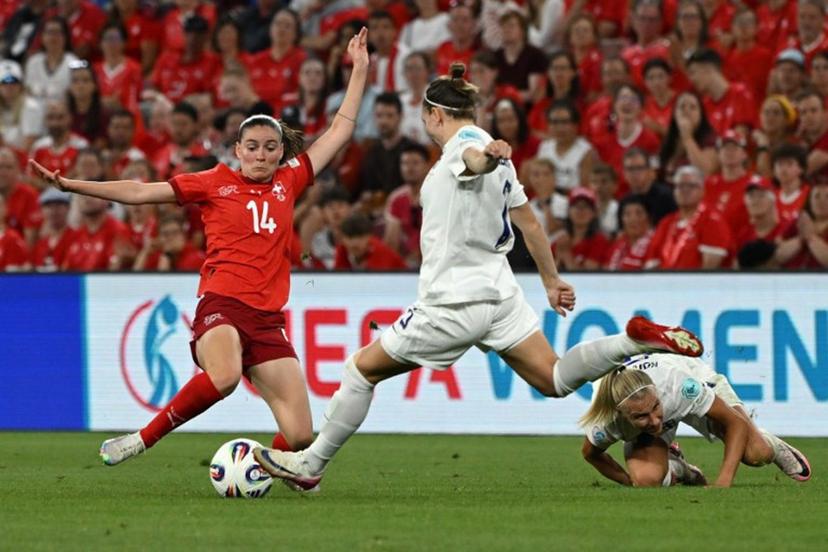 Switzerland's midfielder #14 Smilla Vallotto and Finland's defender #15 Natalia Kuikka fight for the ball during the UEFA Women's Euro 2025 Group A football match between Finland and Switzerland at the Stade de Geneve in Geneva, on July 10, 2025.  Miguel MEDINA / AFP